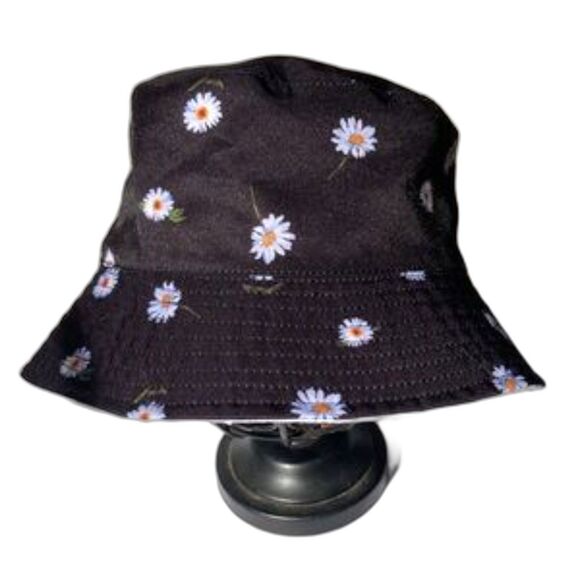 ALICE and OLIVIA Bucket Hat Black White and Yellow Daisies Reversible - Picture 5 of 12